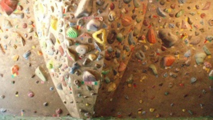 東京都のクライミング施設「クライミングカフェ isara（イサラ）」